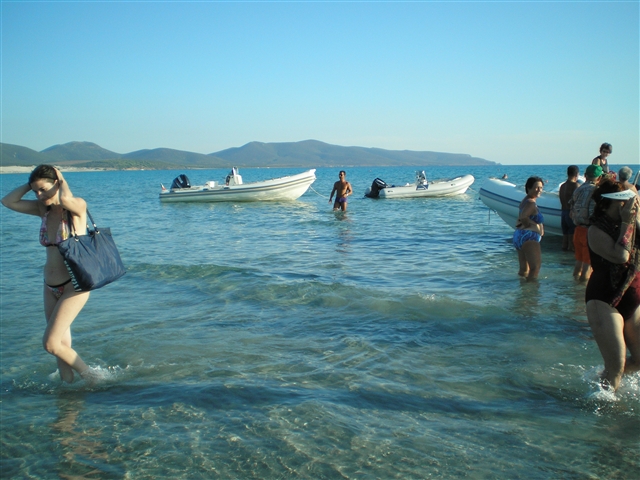 Il gruppetto di escursionisti ritorna, sbarca sulla nostra spiaggia, lasciandosi dietro mare e gommoni.